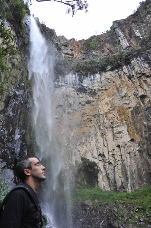 A gelada Cachoeira do Avencal, em Urubici - SC. Nadar, nem pensar!